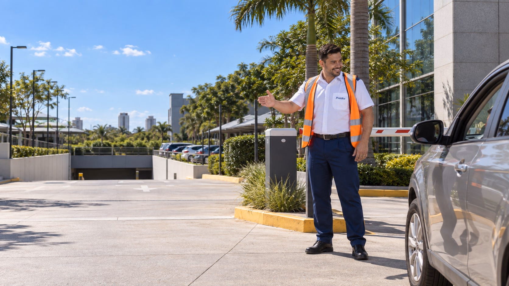 Orientador de estacionamento da Prátika, de colete refletivo, recebe um carro na cancela de um prédio corporativo